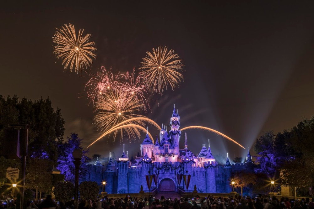 Fuegos artificiales sobre el Castillo de la Bella Durmiente en Disneylandia