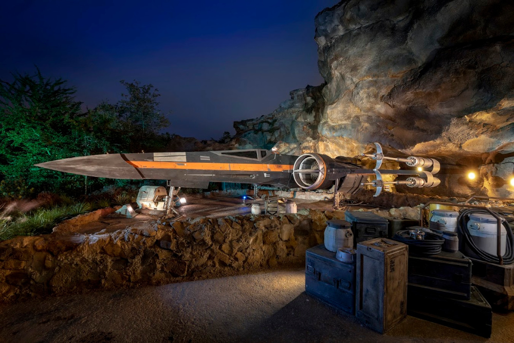Poe Dameron’s X-wing starfighter en Disneylandia, vista de noche