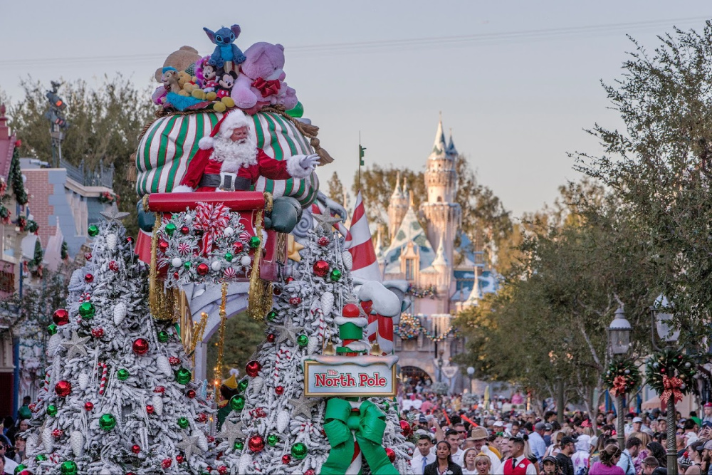 Santa Claus sobre una carroza en un desfile de Disneylandia