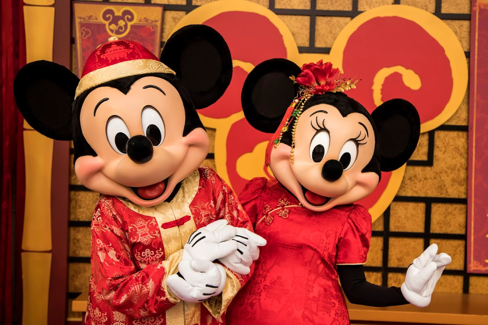 Mickey y Minnie en sus trajes de Año Nuevo Lunar