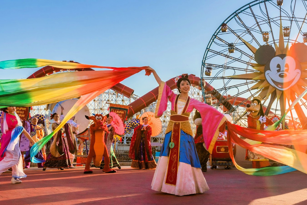 Mulan bailando en el Lunar New Year at Disney California Adventure