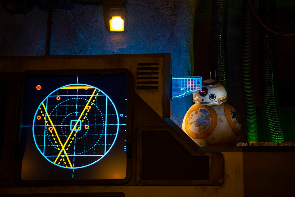 BB-8 dentro del juego star wars: rise of the resistance en Disneylandia