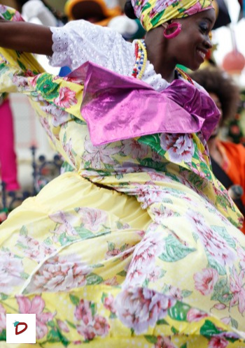 mujer con traje regional de Brasil bailando