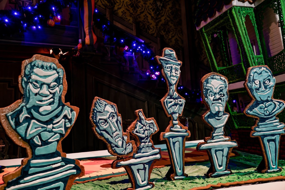 Fantasmas hechos de galleta de jengibre dentro de la mansión encantada en Disneylandia