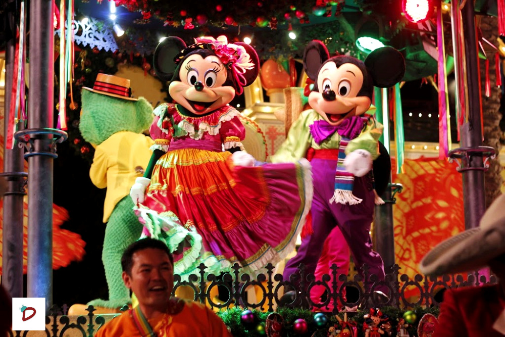 Minnie Mouse y Mickey Mouse vestidos con trajes folklóricos de México