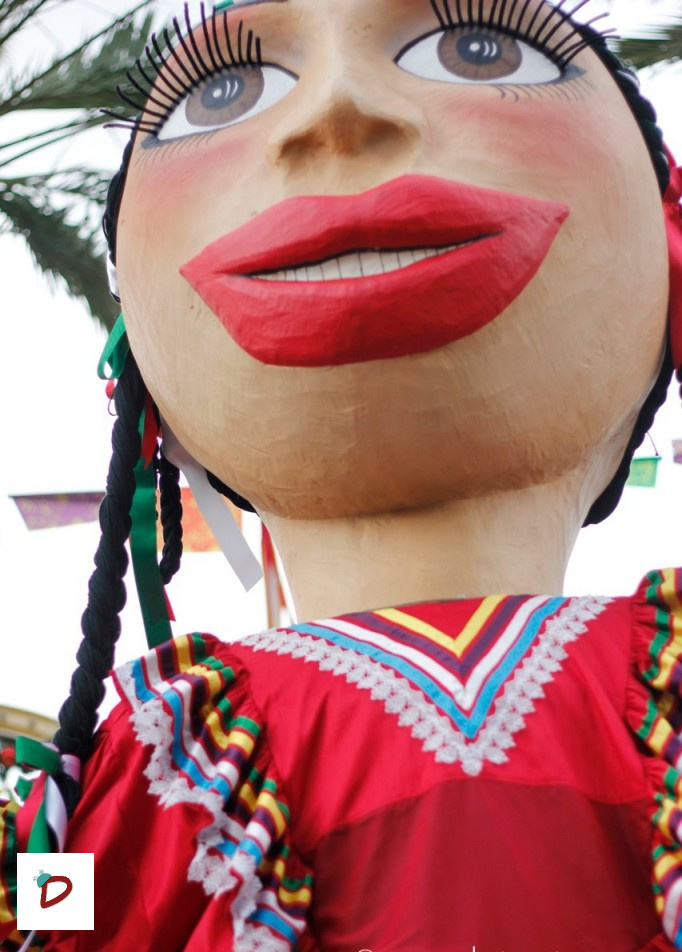 mojiganga de mujer mexicana en Disney ¡viva navidad!