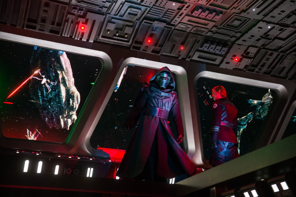 Kylo Ren dentro de la atracción de Star Wars: Rise of the Resistance en Disneylandia