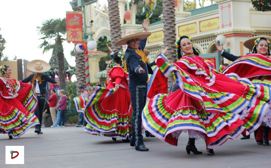 Bailarines de danza folklórica de Disney Viva Navidad