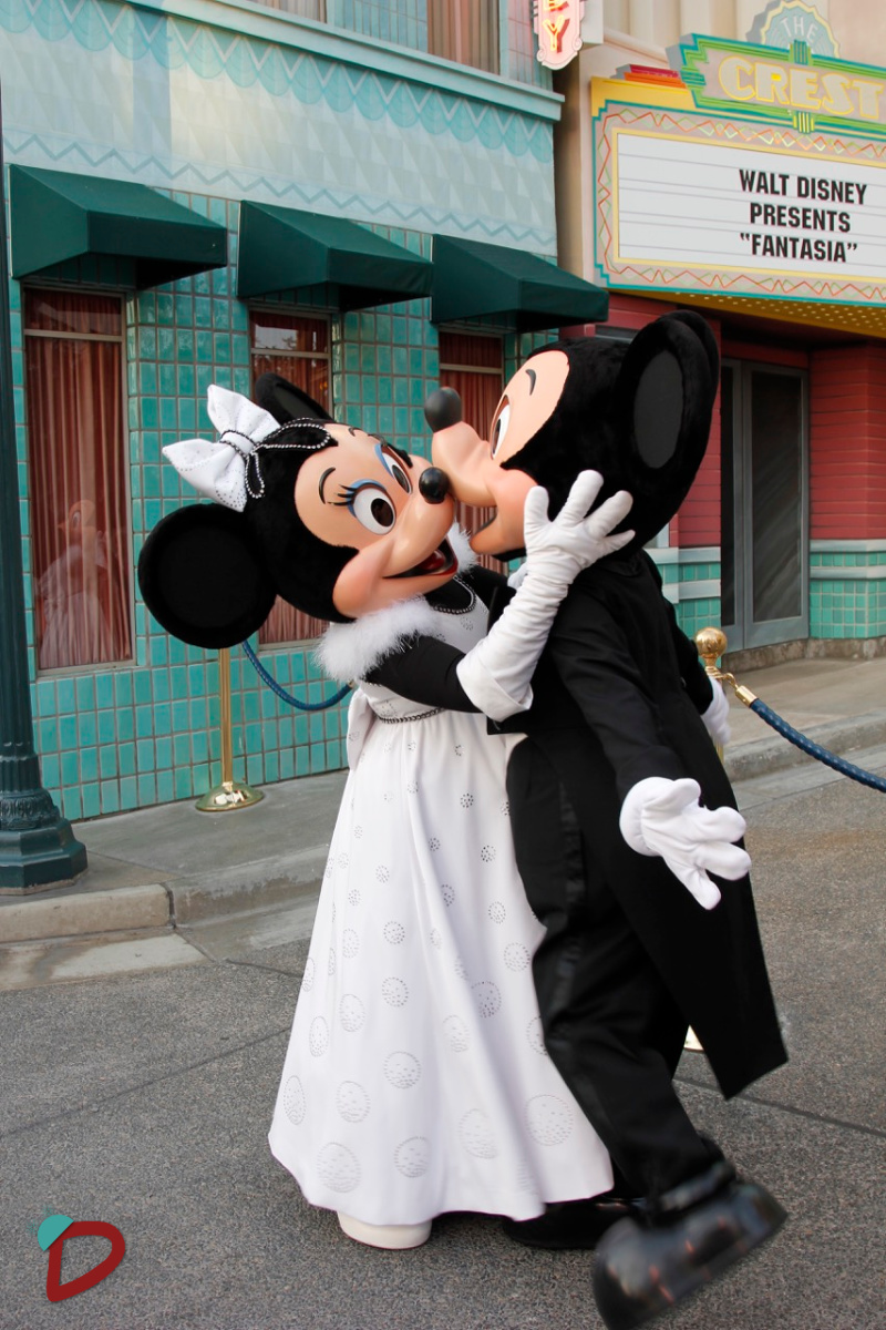 Minnie y Mickey Mouse en traje de gala