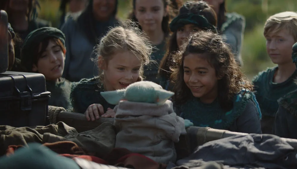 Escena del mandaloriano con Baby Yoda y otros niños