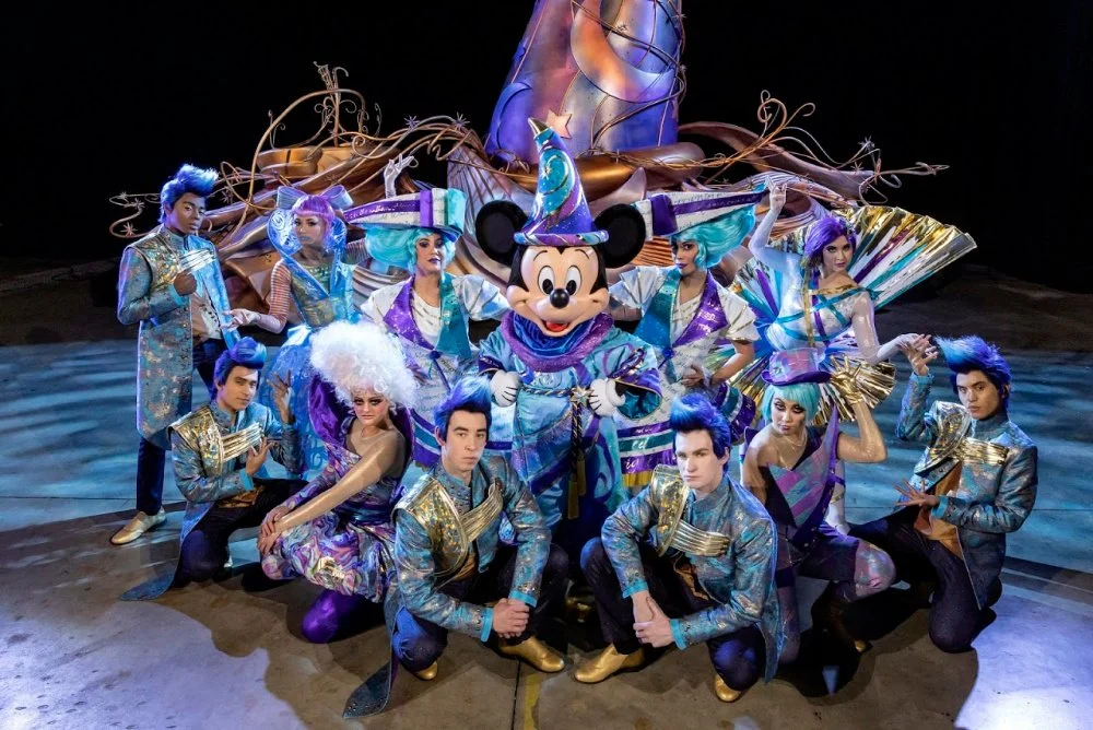 Mickey Mouse y artistas enfrente en de una carroza