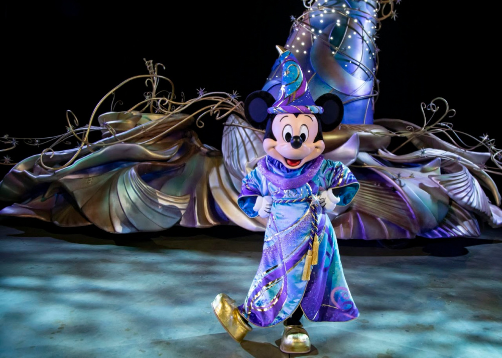 Mickey Mouse vestido con su traje de el Mapa Mágico