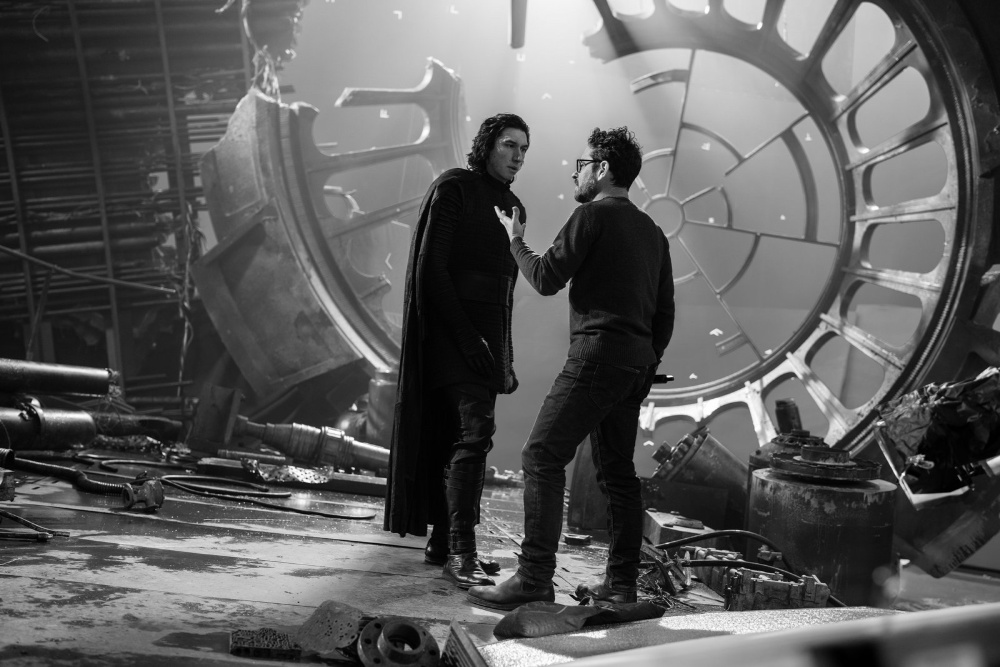 Kylo Ren y director J.J. Abrahams en una foto en blanco y negro de la película de Star Wars