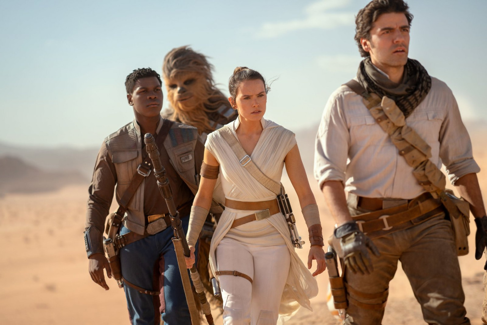 Rey, Poe, Finn y Chewbacca en una escena de la película de Star Wars