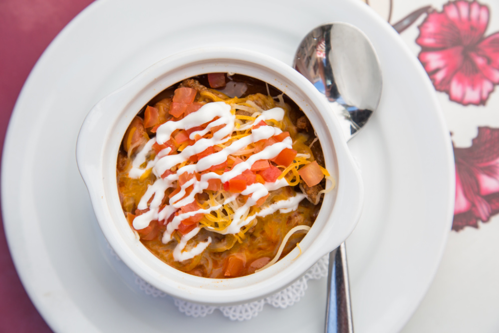 Chili beans with tomatoes, cheese and cream