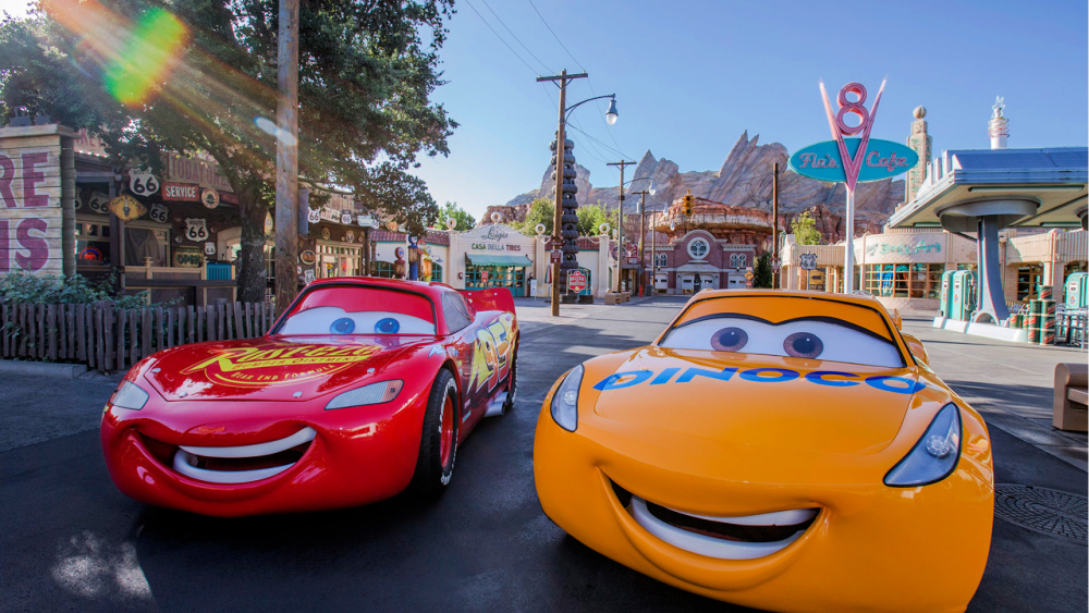 el rayo McQueen en Disneylandia