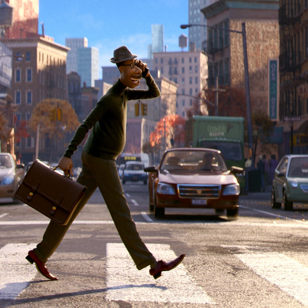 Joe cruzando la calle en la película de pixar soul
