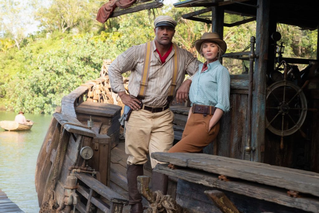 Dwayne Johnson y Emily Blunt en una escena de Jungle Cruise, una película de Disney