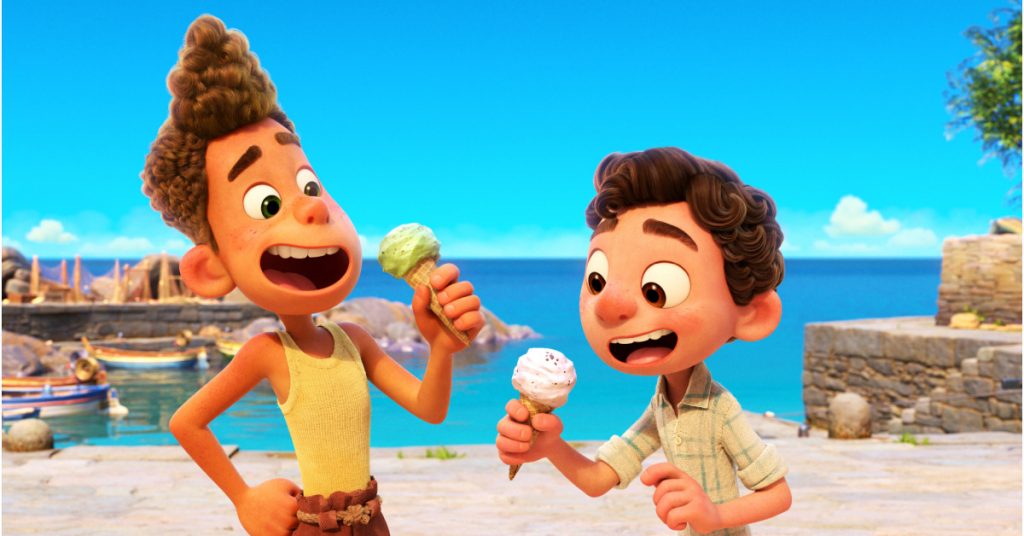 Foto de la película animada, Luca, que muestra dos niños comiendo helado en la playa