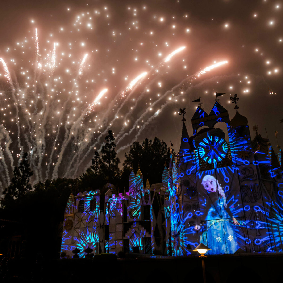 fuegos artificiales Mickey Mix Magic de Disneylandia, escena de Frozen