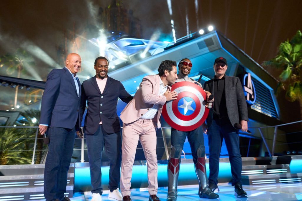 Avengers y Ejecutivos de Disney en la noche de apertura de Avengers Campus