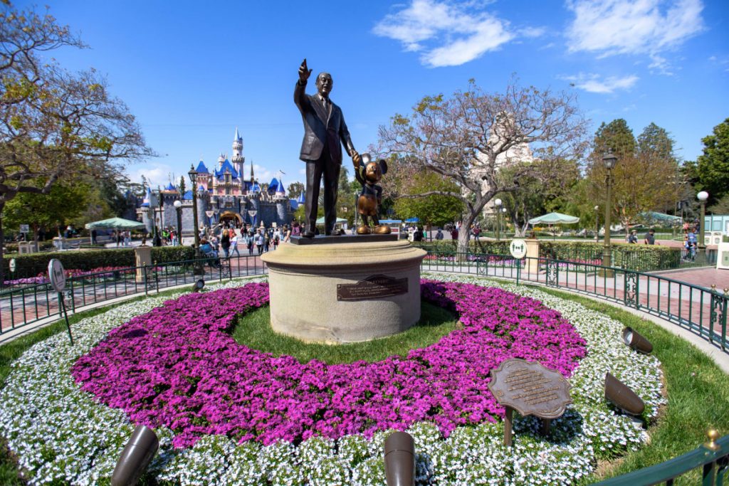 Disneyland partners statue Walt and Mickey Mouse