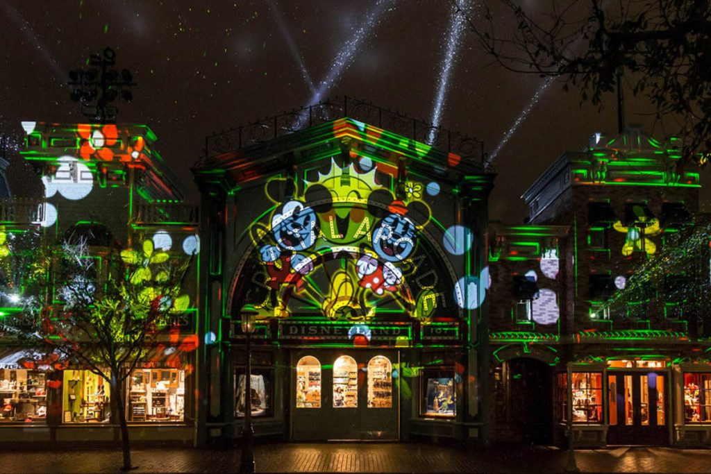 Una proyección de Minnie y Mickey sobre edificios de Main Street U.S.A. como parte del show Mickey's Mix Magic.