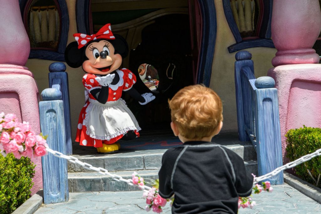 Reapertura de Disneylandia, Minnie saludando a un niño