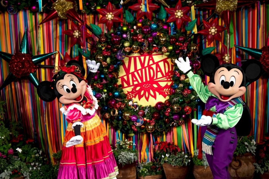 Mickey y Minnie Mouse en sus trajes de folklórico durante la temporada navideña