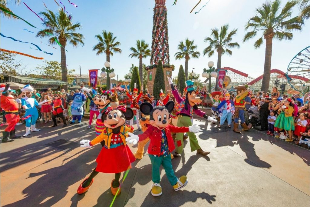 personajes de Disney como Mickey, Minnie y sus amigos bailando en Disneylandia
