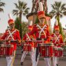 Soldaditos vestidos de rojo tocando los tambores en Disney California Adventure