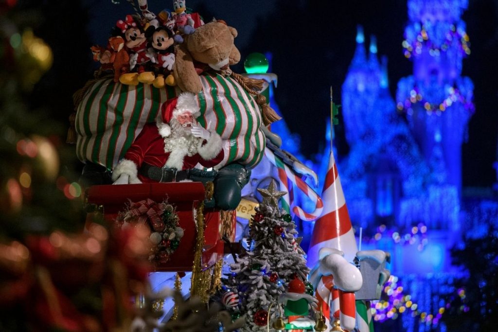 Santa Claus en su trineo en Disneylandia con el Castillo atrás