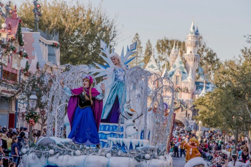 Elsa, Anna y Olaf sobre carro alegórico del desfile de navidad en Disneylandia