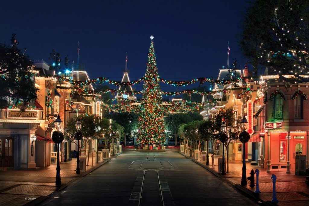 Arbol de Navidad y Main Street USA en Disneylandia