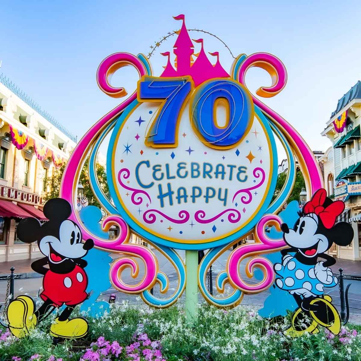 Un medallón colorido que dice 70 Celebrate Happy, a la derecha está Minnie Mouse y a la izquierda está Mickey Mouse. El medallón está en el centro de Main Street USA en Disneylandia